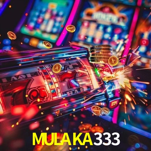 Escena dinámica inspirada en casino con iluminación MULAKA333, cartas, fichas e íconos de juegos digitales en un espacio moderno de juegos.